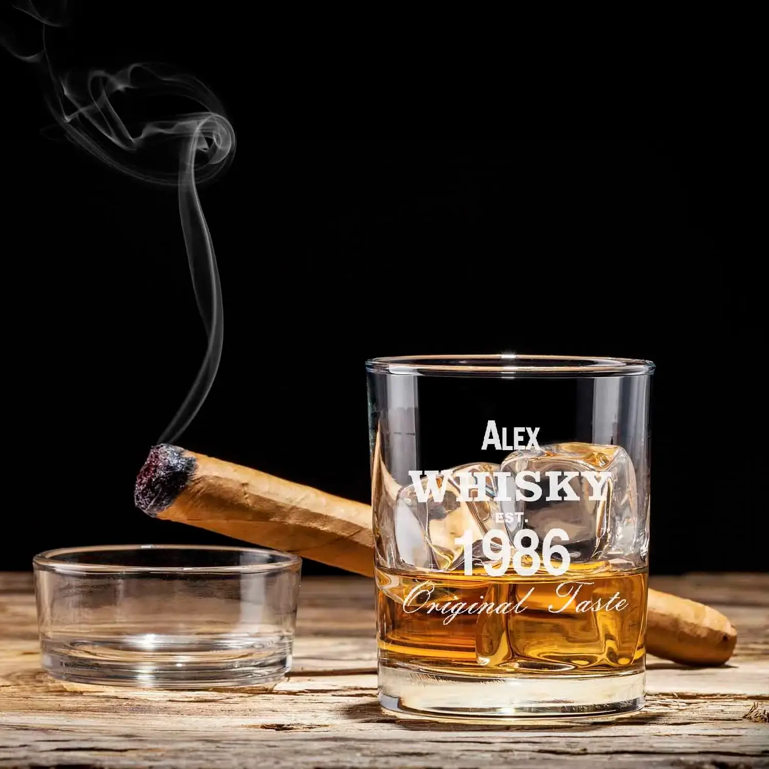 Whiskeyglas mit Gravur und Cigare, Aschenbecher