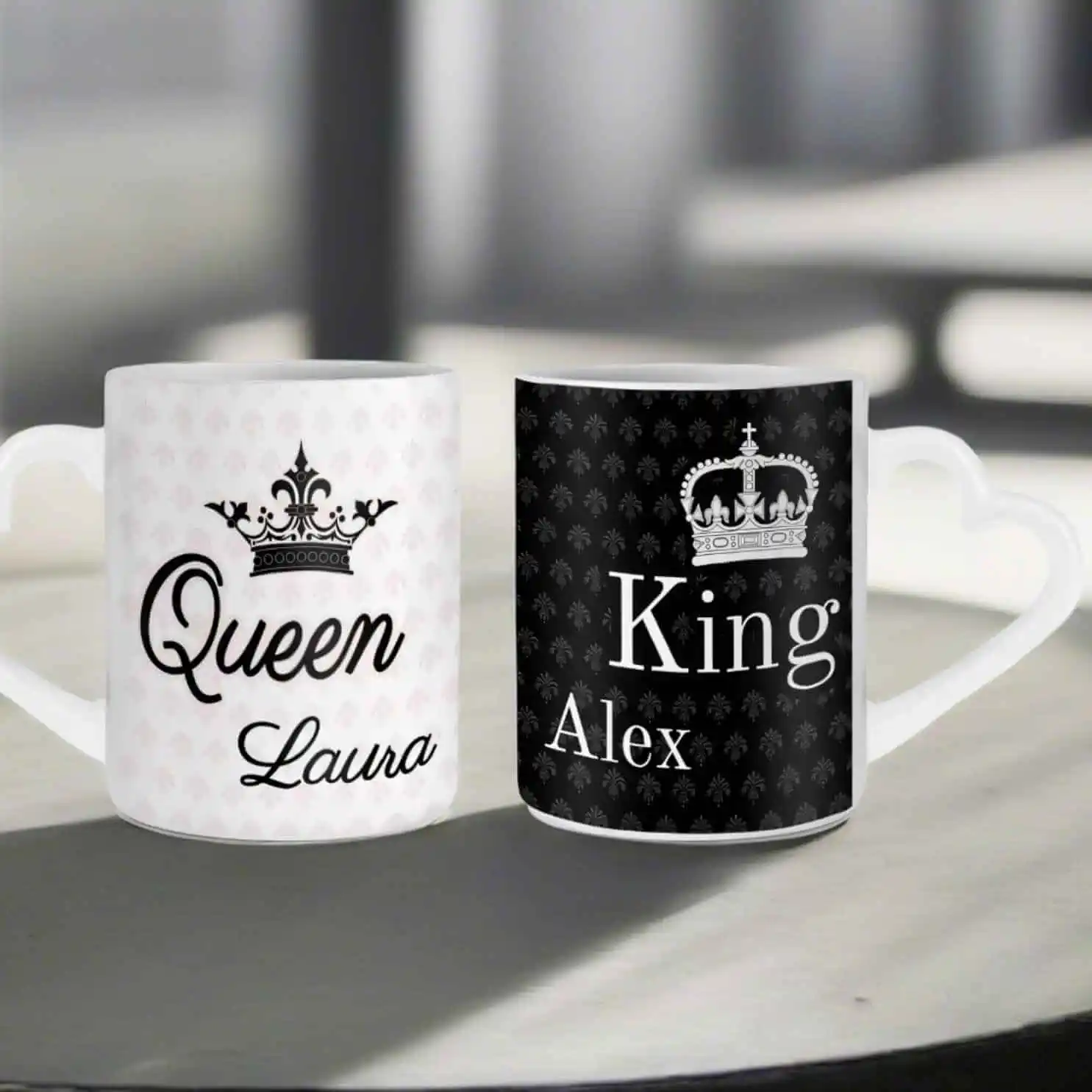 Personalisierte Herzhenkeltassen - King und Queen
