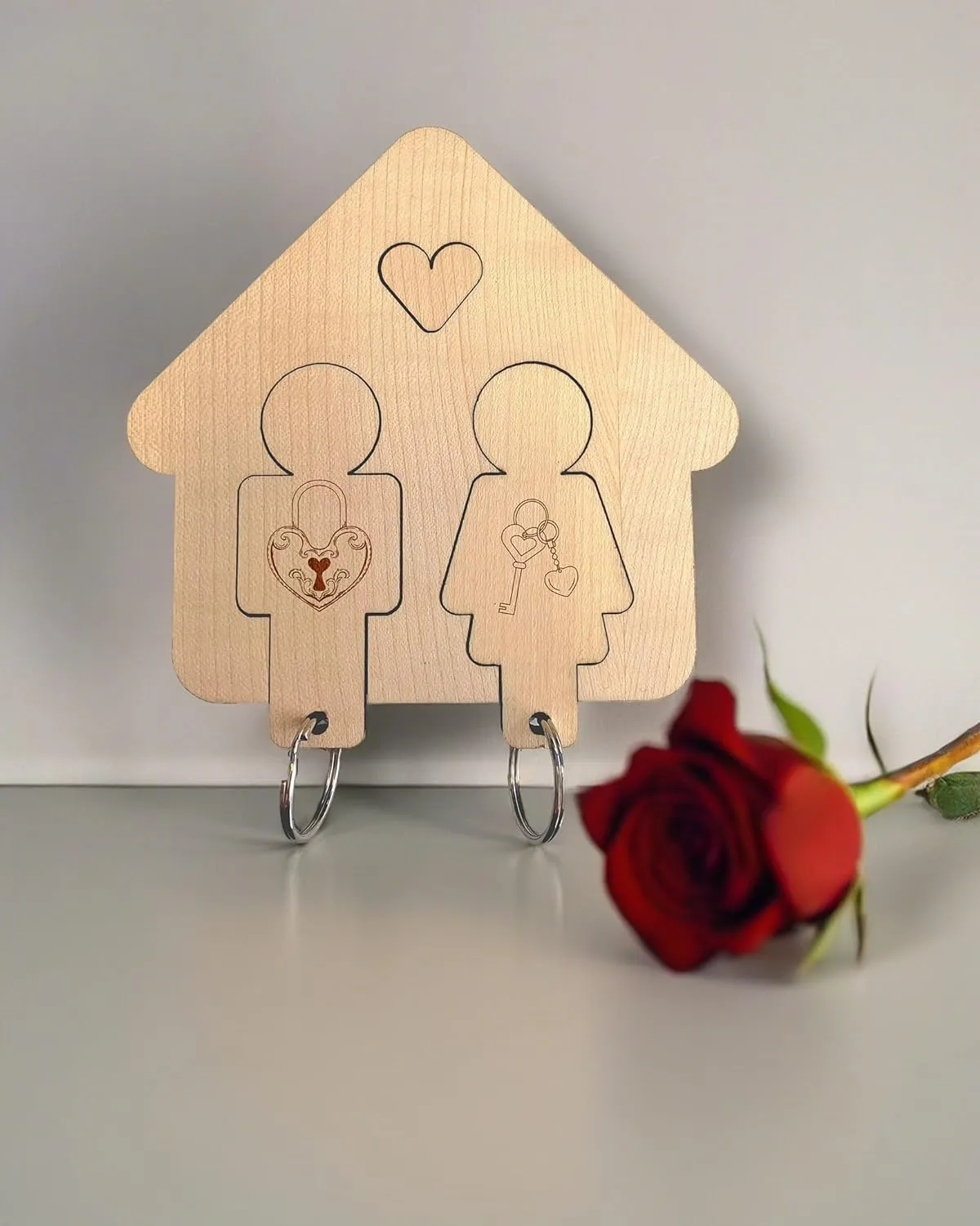 Personalisiertes 'Trautes Heim' Schlüsselbrett aus Buchenholz mit Herz & Figuren